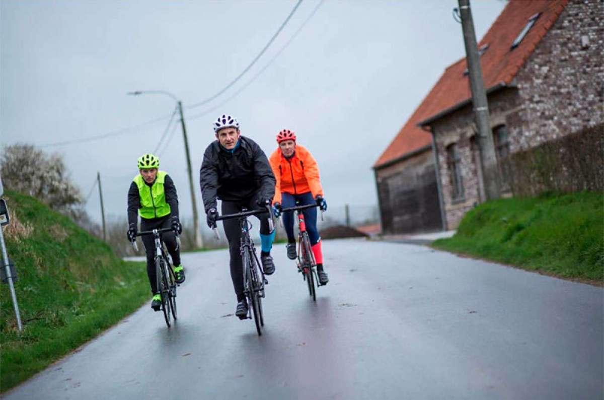 Dos Ciclistas Femeninos Y Masculinos En Rojo En Una Chaqueta Impermeable Amarillo Con Los Cascos De Bicicleta A Lo Largo De Una Carretera Rural Fotografía De Stock Alamy sptc.edu.bd