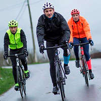 La chaqueta impermeable B'Twin 500 en acción