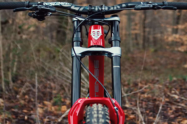 La RockShox BoXXer de 2019 en acción con Vali Höll