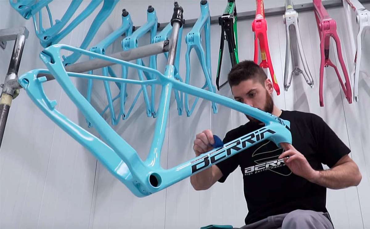 En TodoMountainBike: Así se pintan y personalizan las bicicletas de Berria Bike