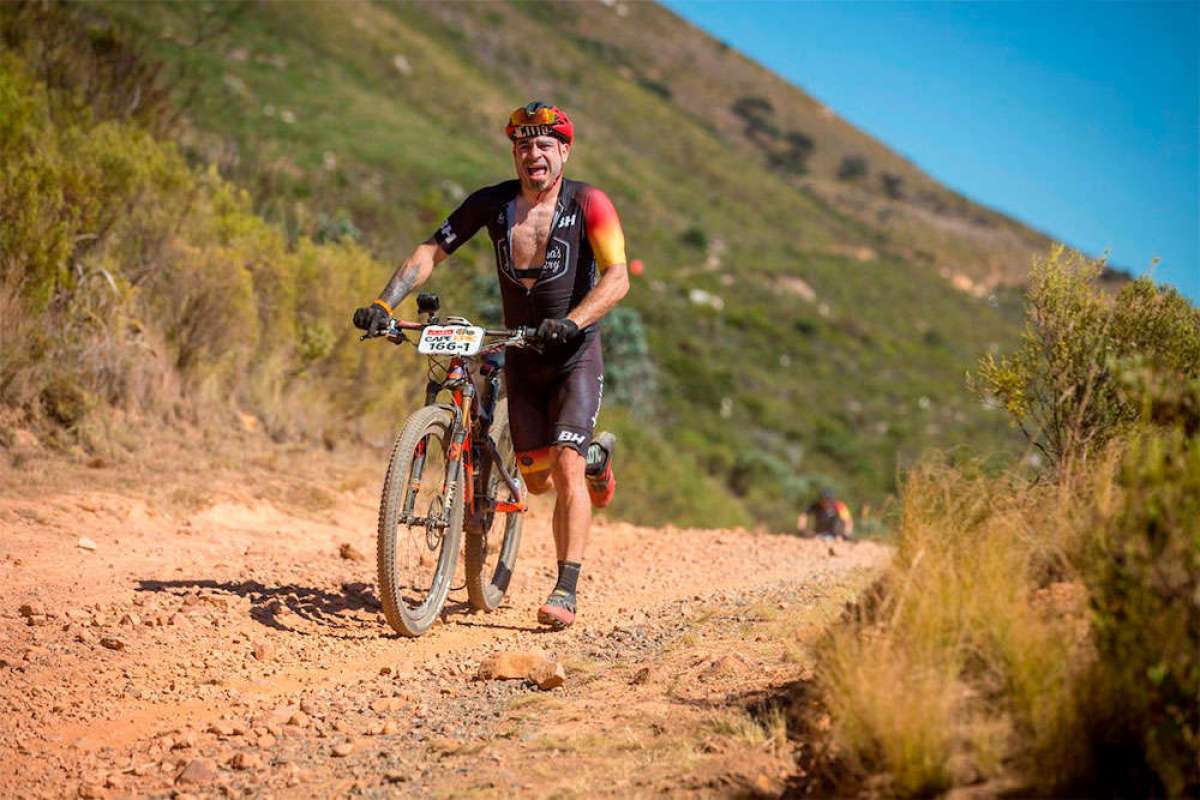 En TodoMountainBike: El prólogo más épico de la Absa Cape Epic 2018: Valentí Sanjuan empujando su bicicleta durante 17 kilómetros