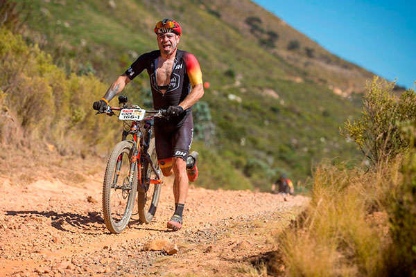 El prólogo más épico de la Absa Cape Epic 2018: Valentí Sanjuan empujando su bicicleta durante 17 kilómetros