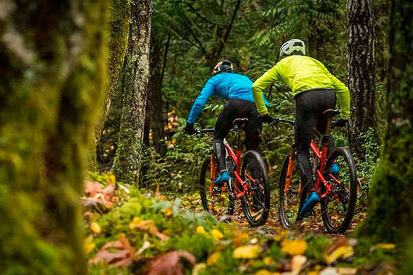 La Rocky Mountain Element de 2018 en acción con Quinn Moberg y Felix Burke