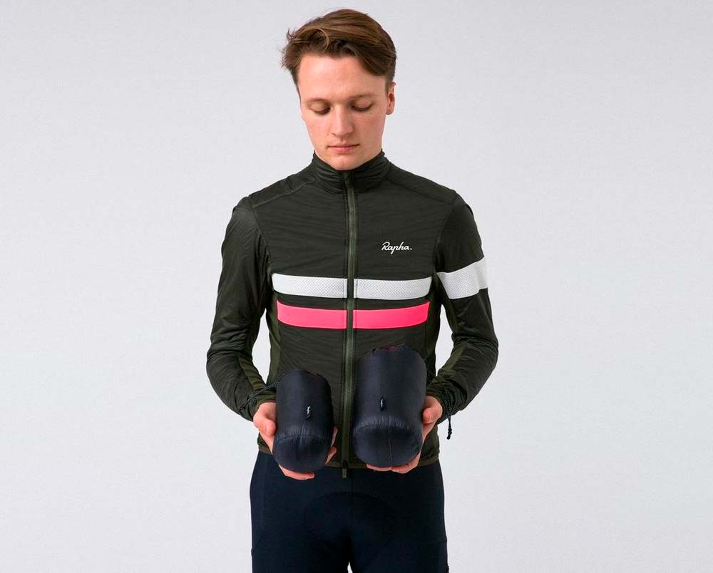 En TodoMountainBike: Rapha presenta una chaqueta combinable con un saco de dormir para los ciclistas más aventureros