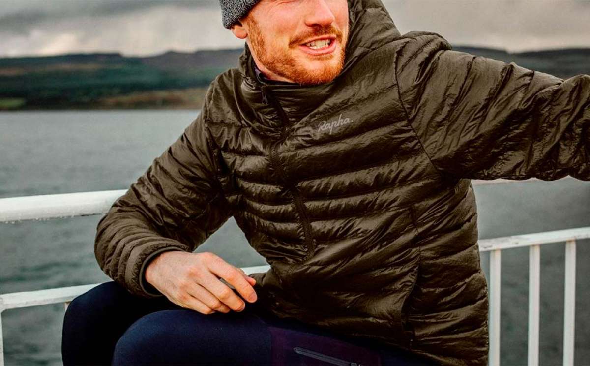 Rapha presenta una chaqueta combinable con un saco de dormir para los ciclistas más aventureros