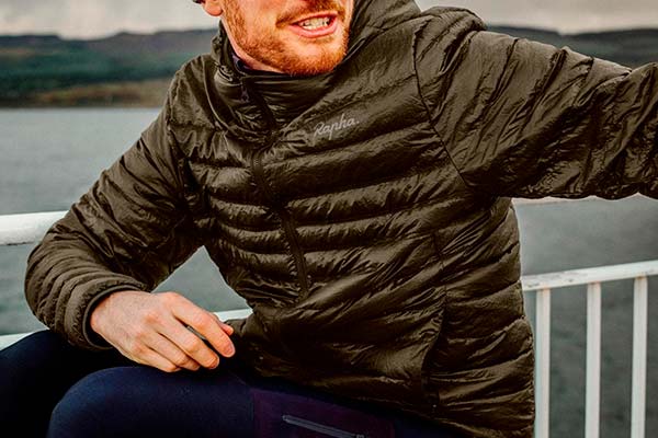 Rapha presenta una chaqueta combinable con un saco de dormir para los ciclistas más aventureros