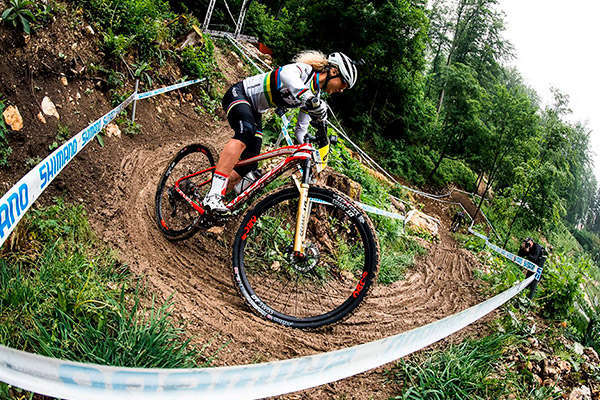 Reconociendo el circuito XCO de la Copa del Mundo de Albstadt con Jolanda Neff