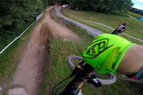 Reconociendo el circuito de la Copa del Mundo DHI 2018 de Leogang con Luca Shaw del Santa Cruz Syndicate