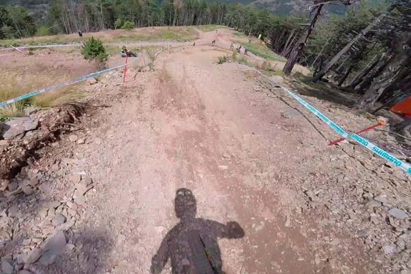 Reconociendo el circuito de la Copa del Mundo DHI 2018 de Vallnord con Luca Shaw