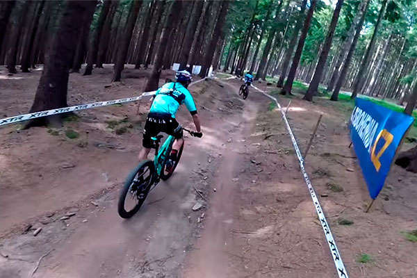 Reconociendo el circuito de la Copa del Mundo XCO 2018 de Nové Město con Marco Aurelio Fontana
