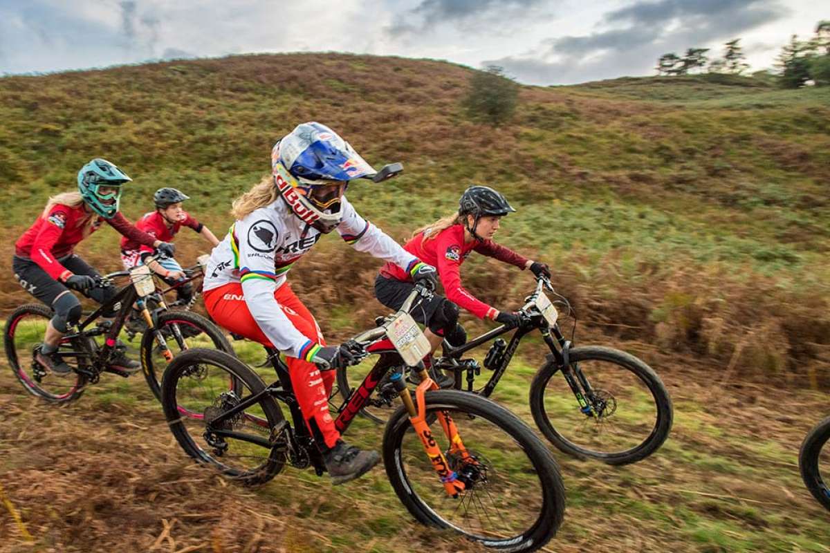 En TodoMountainBike: Rachel Atherton a la caza de 200 chicas: así fue la Red Bull Foxhunt 2018