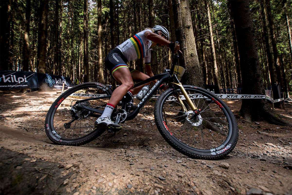 En TodoMountainBike: Copa del Mundo XCO 2018 de Nové Město: Annika Langvad aprovecha un error de Jolanda Neff para ganar al sprint