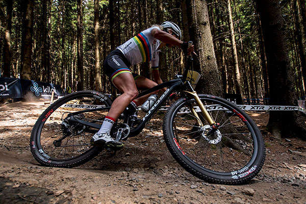 Copa del Mundo XCO 2018 de Nové Město: Annika Langvad aprovecha un error de Jolanda Neff para ganar al sprint