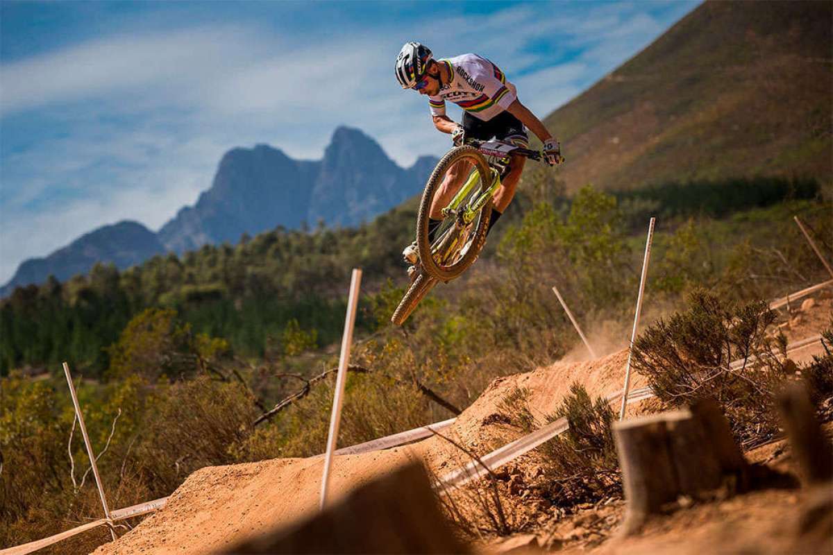 En TodoMountainBike: Un imbatible Sam Gaze derrota a Nino Schurter en la Copa del Mundo XCO 2018 de Stellenbosch