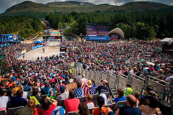 Amaury Pierron y Tahnée Seagrave, los más rápidos en la Copa del Mundo DHI 2018 de Fort William
