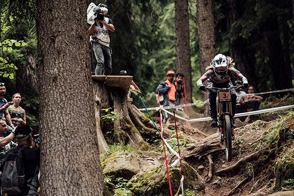 Amaury Pierron y Tahnée Seagrave ganan la cuarta ronda de la Copa del Mundo DHI 2018 en Val di Sole