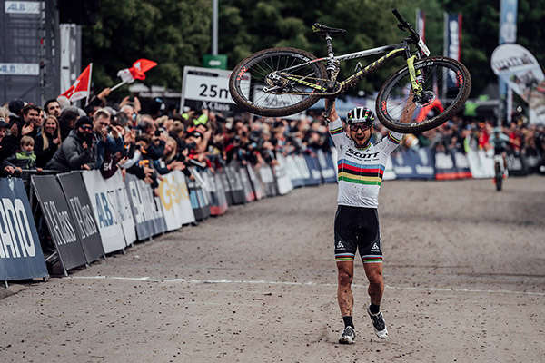 Nino Schurter y Jolanda Neff ganan con autoridad en la Copa del Mundo XCO 2018 de Albstadt