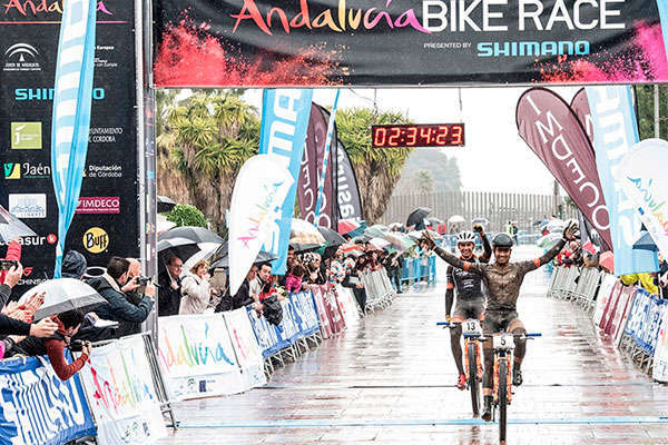 Hildegunn Hovdenak y Fabian Rabensteiner se llevan una cuarta etapa de la ABR 2018 pasada por agua
