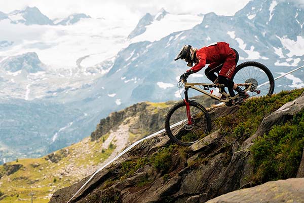 Sam Hill y Cecile Ravanel repiten victoria en la quinta ronda de las Enduro World Series 2018