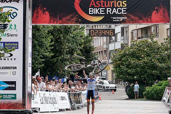 Víctor Fernández y Rocío Gamonal, vencedores absolutos de la MMR Asturias Bike Race 2018