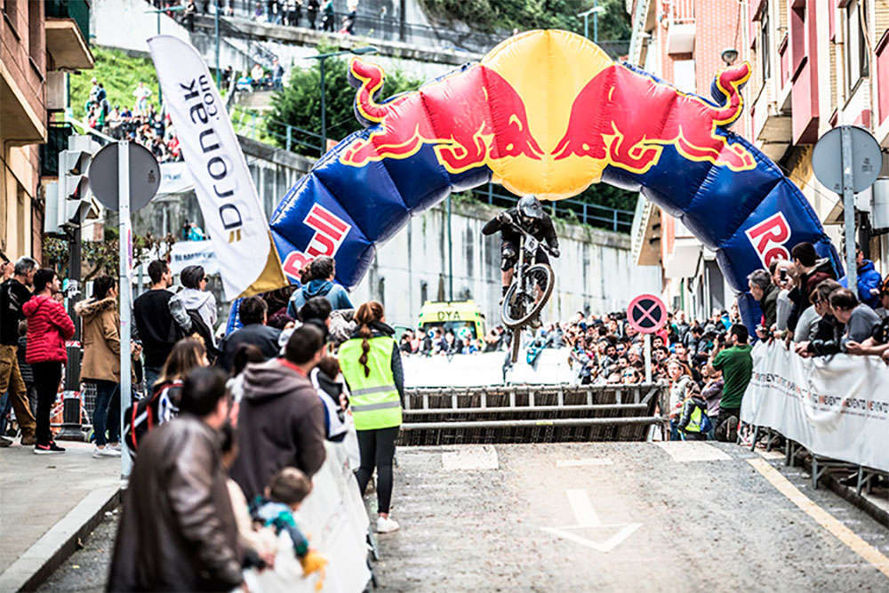 En TodoMountainBike: Iraitz Etxebarria y Andrea Farias dominan la Bilbao Downhill 2018