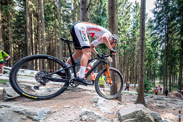 Sam Gaze y Annika Langvad dominan el Short Track de la Copa del Mundo XCO 2018 de Nové Město
