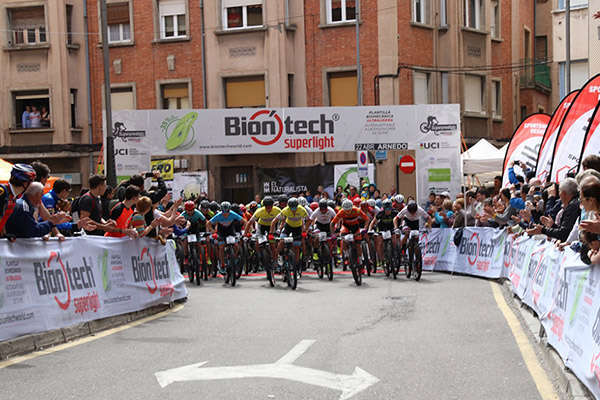 Carlos Coloma y Rocío del Alba revalidan su liderazgo en el Superprestigio MTB Biontech 2018 de Arnedo