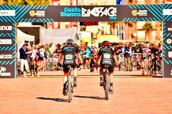 Las parejas Sebastian Fini/Grant Ferguson y Raiza Goulao/Rebecca McConnell repiten victoria en la tercera etapa de la Costa Blanca Bike Race 2018