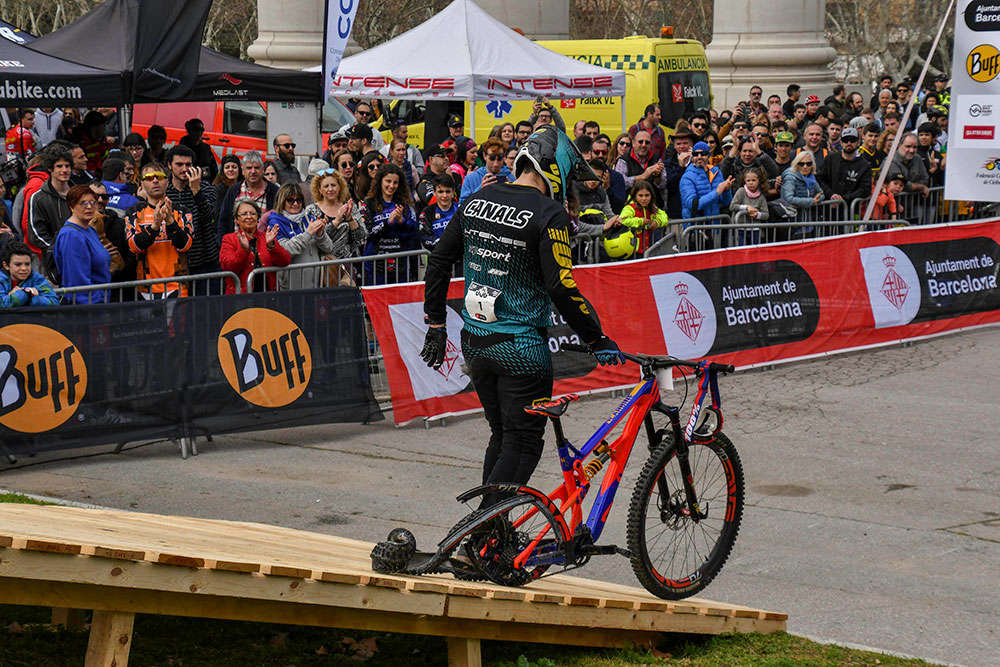 En TodoMountainBike: Jordi Simó se lleva el Buff Down Urban Barcelona 2018