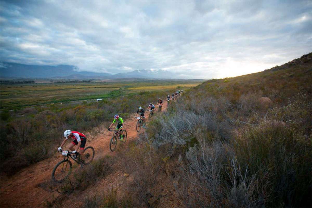 En TodoMountainBike: El Centurion Vaude se lleva la cuarta etapa de la Absa Cape Epic 2018, con Langvad y Courtney invictas