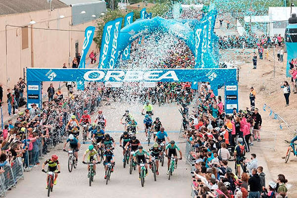 8.000 aficionados invaden Sariñena para participar en la Orbea Monegros 2018