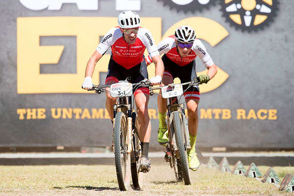 Los equipos del Centurion Vaude e Investec Songo Specialized se llevan el prólogo de la Absa Cape Epic 2018