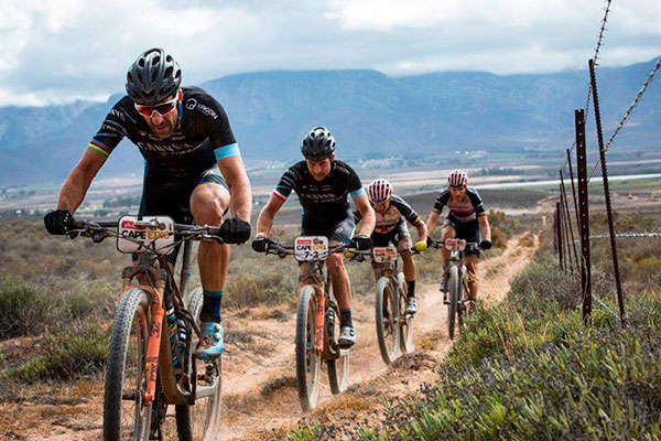 Tras la tercera etapa de la Absa Cape Epic 2018: Kulhavý y Grotts lideran la general y Langvad y Courtney siguen dominando