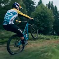 Cien segundos de Freeride puro y duro con Richie Rude rodando por sus senderos locales