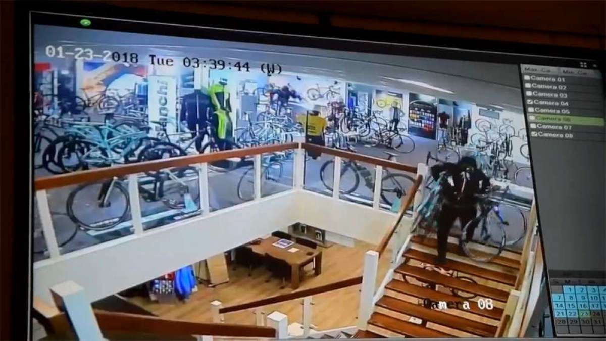 En TodoMountainBike: ¿Cómo se roban 100.000 euros en una tienda de bicicletas? En tres minutos, y a manos llenas