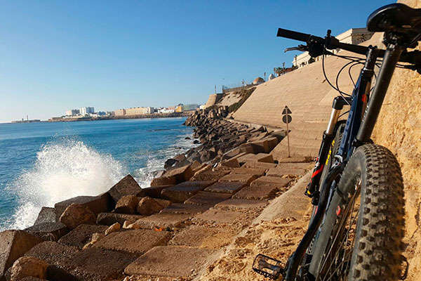 La foto del día en TodoMountainBike: "Rompeolas (Cádiz)"