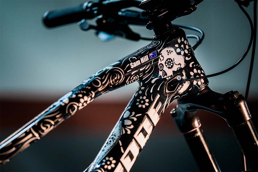 En TodoMountainBike: La bicicleta de Sam Hill para las EWS Zona Zero-Sobrarbe 2018: una Nukeproof Mega 275c en edición Día de los Muertos