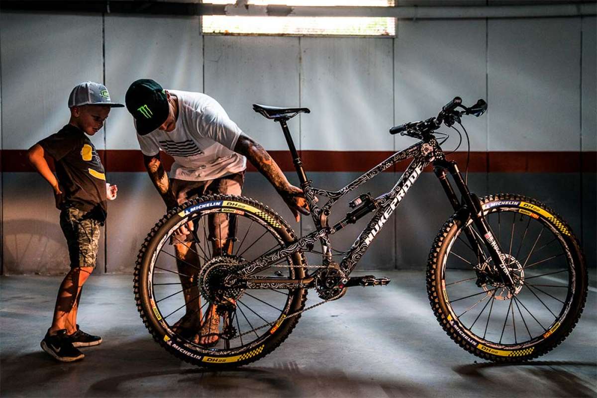 En TodoMountainBike: La bicicleta de Sam Hill para las EWS Zona Zero-Sobrarbe 2018: una Nukeproof Mega 275c en edición Día de los Muertos