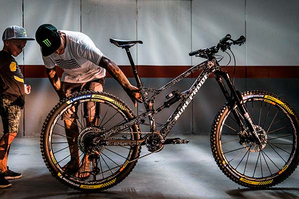 La bicicleta de Sam Hill para las EWS Zona Zero-Sobrarbe 2018: una Nukeproof Mega 275c en edición Día de los Muertos
