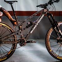 La bicicleta de Sam Hill para las EWS Zona Zero-Sobrarbe 2018: una Nukeproof Mega 275c en edición Día de los Muertos