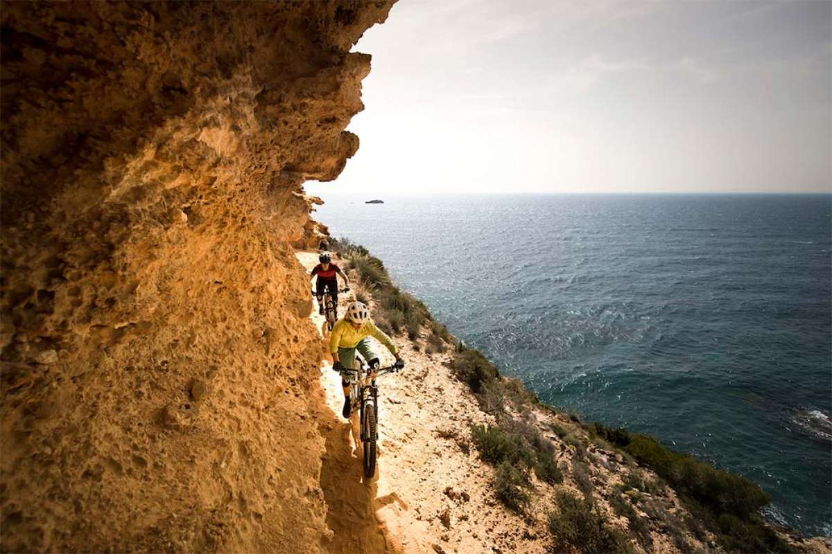 En TodoMountainBike: Descubriendo la otra cara de Ibiza con Monet Adams y Lorraine Blancher