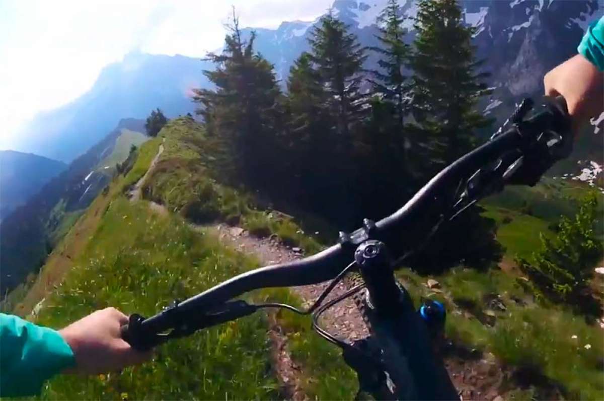 Rodando a toda velocidad por un sendero de Champéry (Suiza) con Julien Fournier y su Scott Genius 700 Tuned