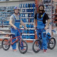 Divertida sesión de BMX en un centro comercial de bricolaje con Corey Bohan y Senad Grosic