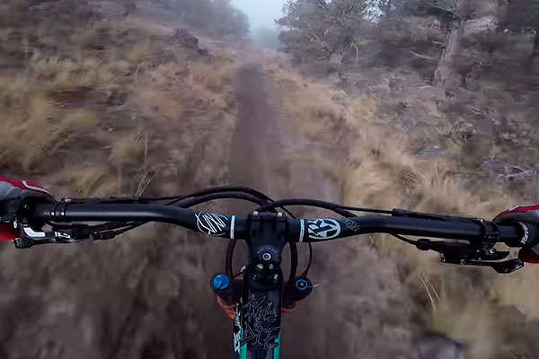 Rodando a toda velocidad por un sendero de Oregón (EUA) con Kyle Jameson y su Scott Genius