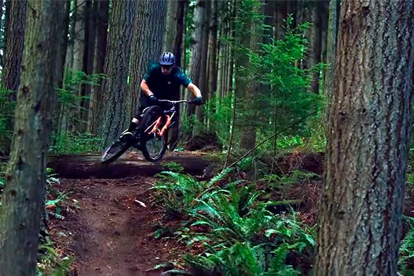 Así suena la velocidad: Bryn Atkinson rodando por los senderos de Bellingham