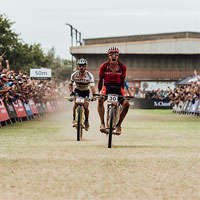 Así fue el sprint final entre Sam Gaze y Nino Schurter en la Copa del Mundo XCO 2018 de Stellenbosch