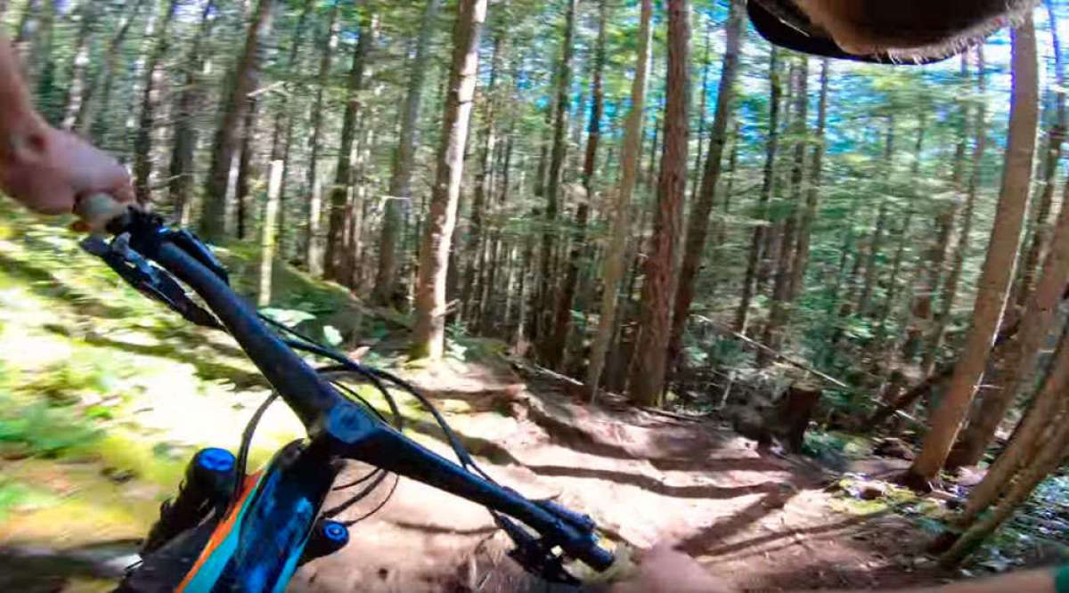 En TodoMountainBike: Rodando a toda velocidad por un sendero de Squamish con Joel Ducrot y su Scott Genius 700 Tuned