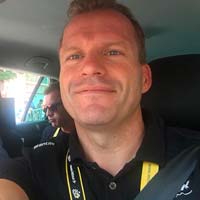 Encuentran inconsciente en una carretera de Girona a Steven De Jongh, director del Trek-Segafredo