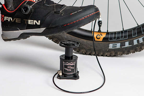 Adiós a las bombas de mano con StomPumP, la primera bomba de pie portátil para ciclistas
