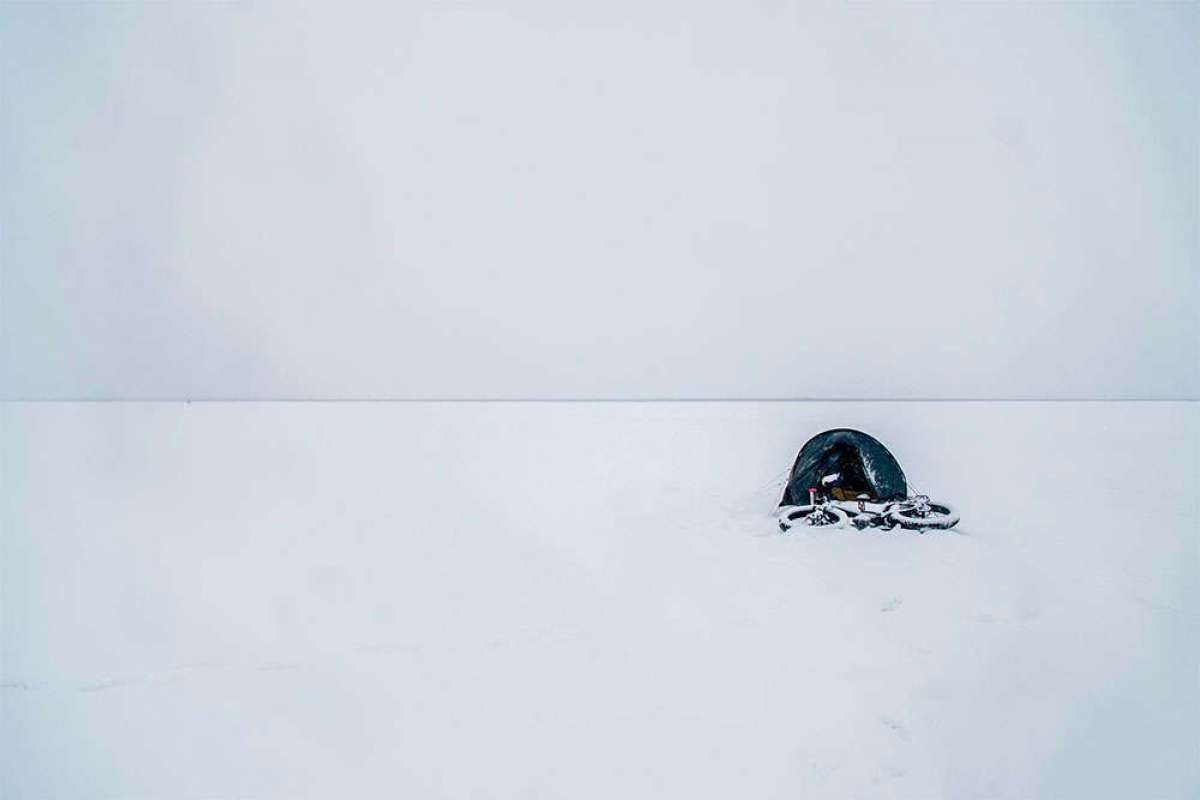 En TodoMountainBike: 'The Frozen Road', la aventura de cruzar sobre una bicicleta el Ártico canadiense en invierno